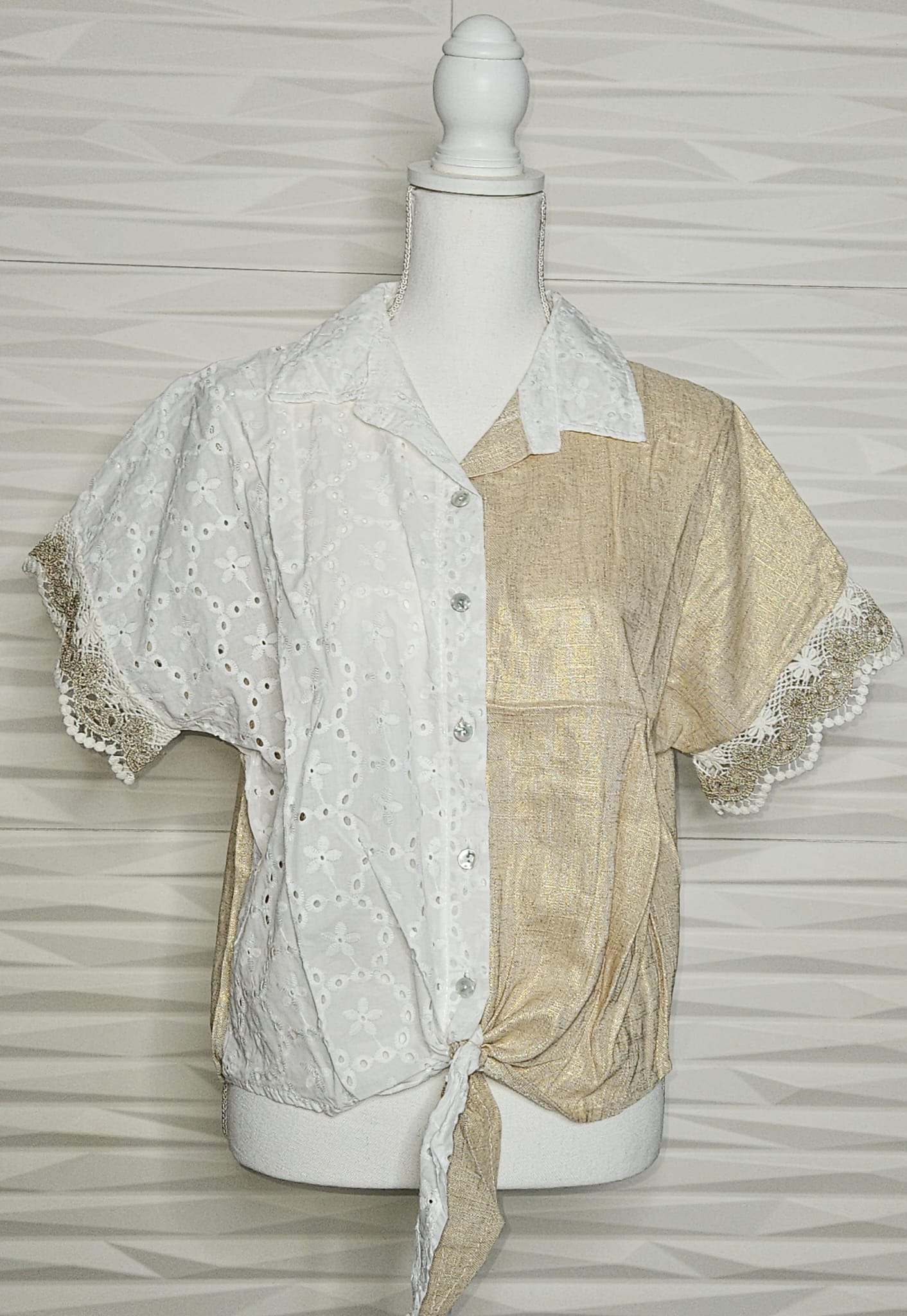 EYELET/SOLID BUTTONDOWN W/ COLLAR AND FRONT KNOT TIE