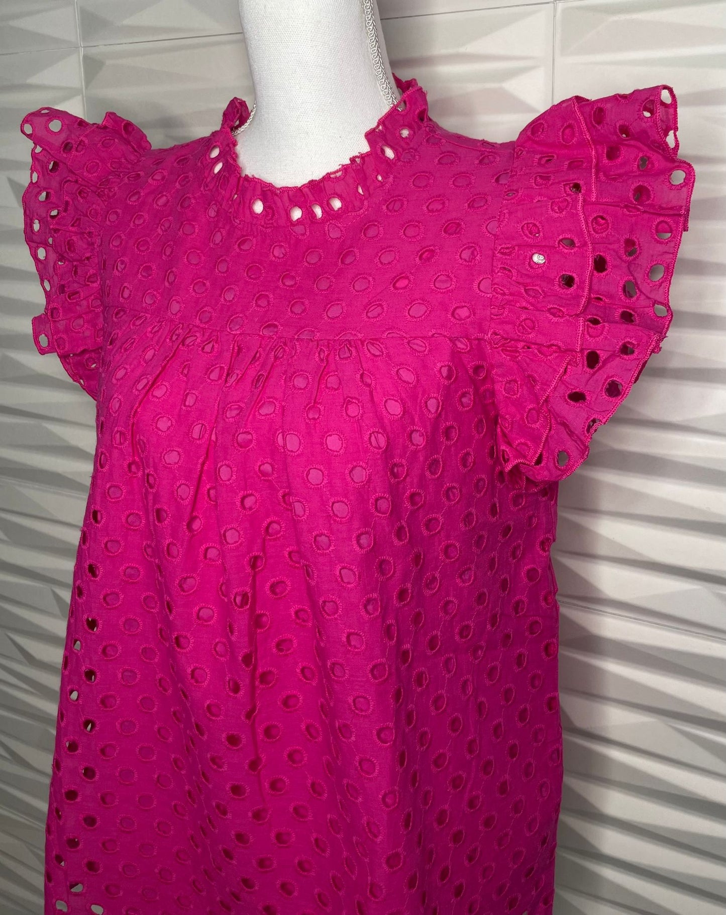 Fuchsia pink eyelet blouse with ruffled sleeves 🩷