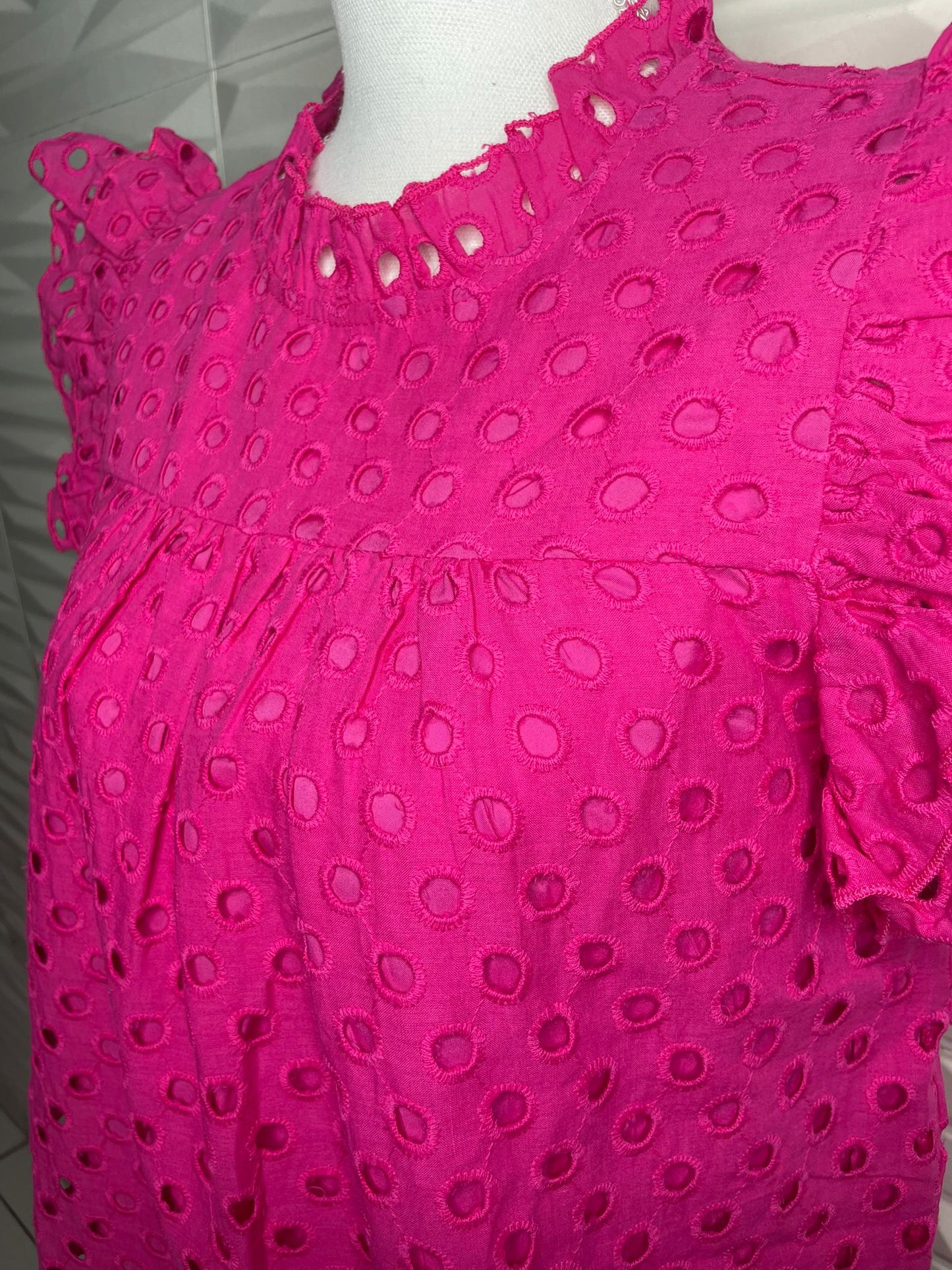 Fuchsia pink eyelet blouse with ruffled sleeves 🩷