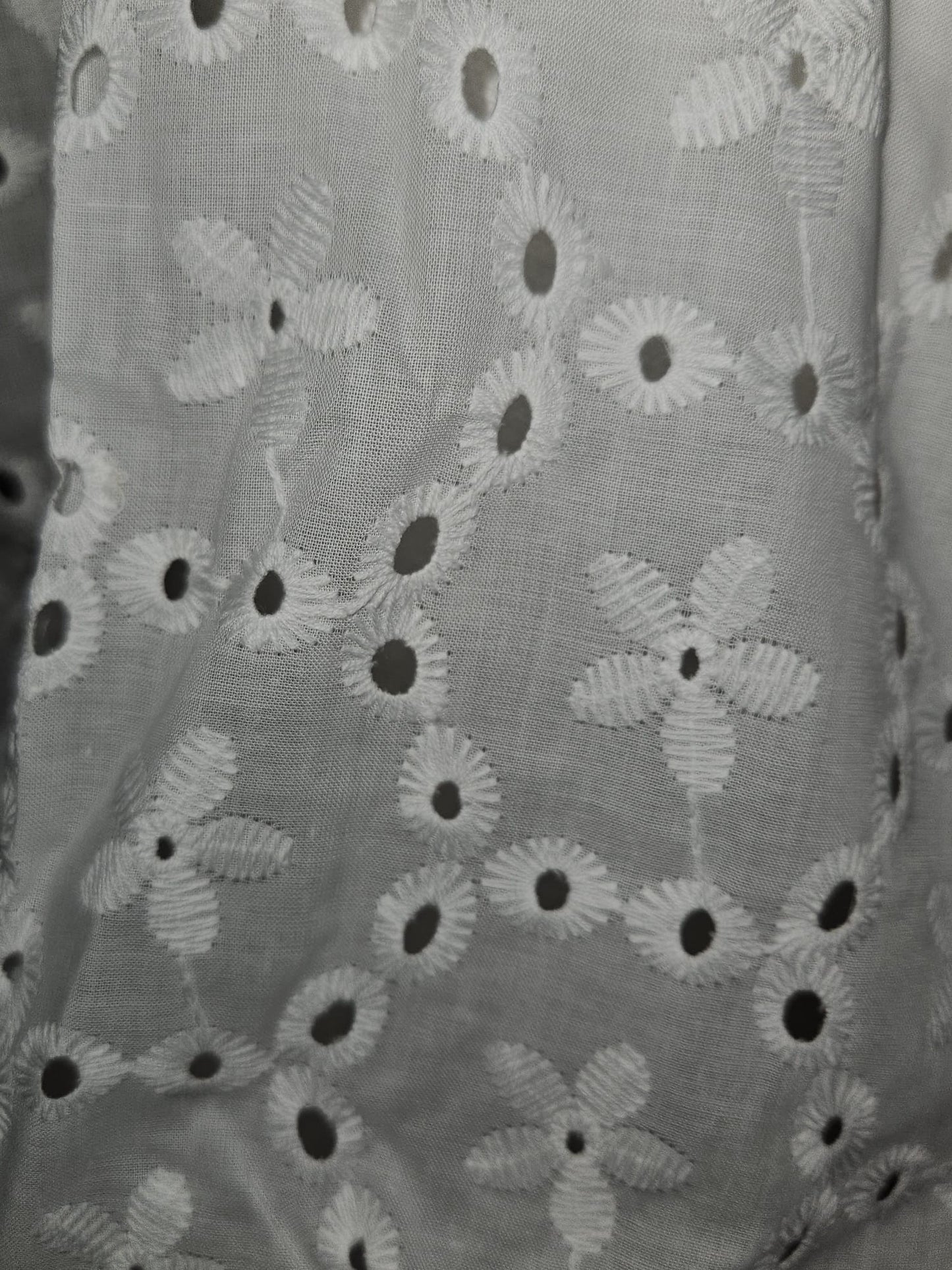 EYELET/SOLID BUTTONDOWN W/ COLLAR AND FRONT KNOT TIE